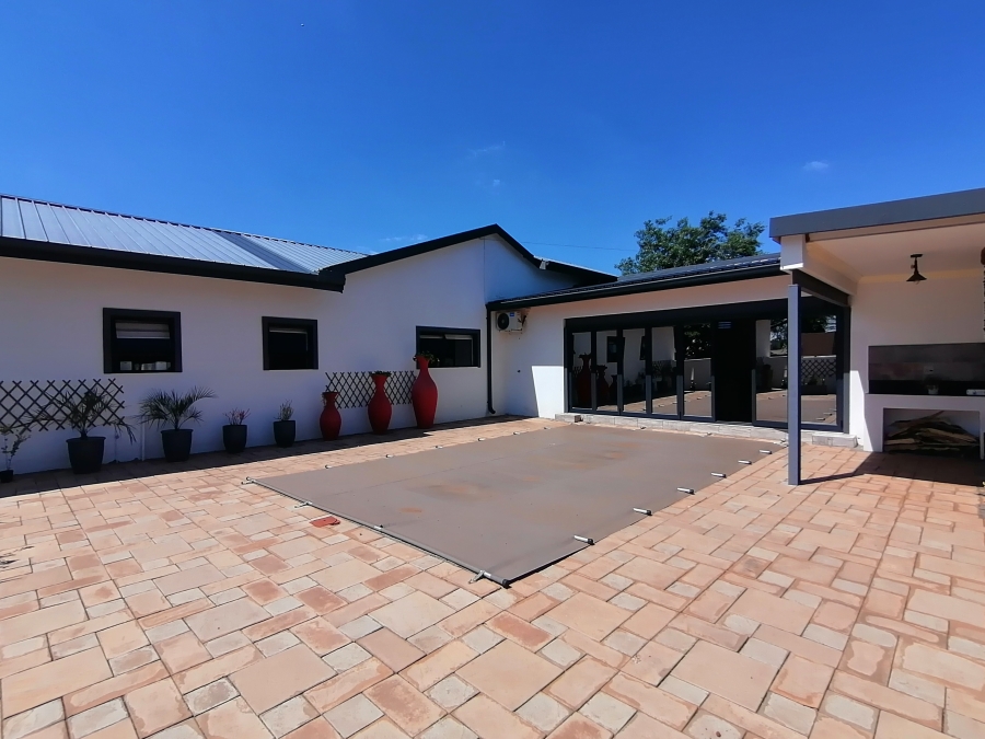 6 Bedroom Property for Sale in Wilkoppies North West